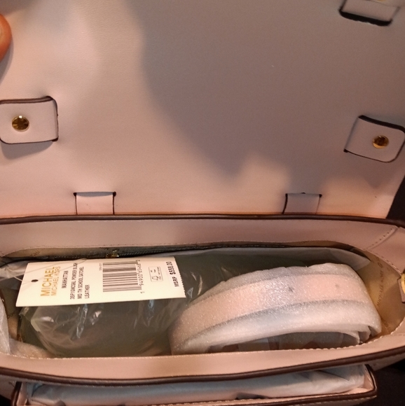 Michael kors purse/ crossbody - Picture 2 of 7